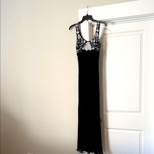 Nostalgia Black Maxi Dress with White Accents. Better suited for a MEDIUM.
